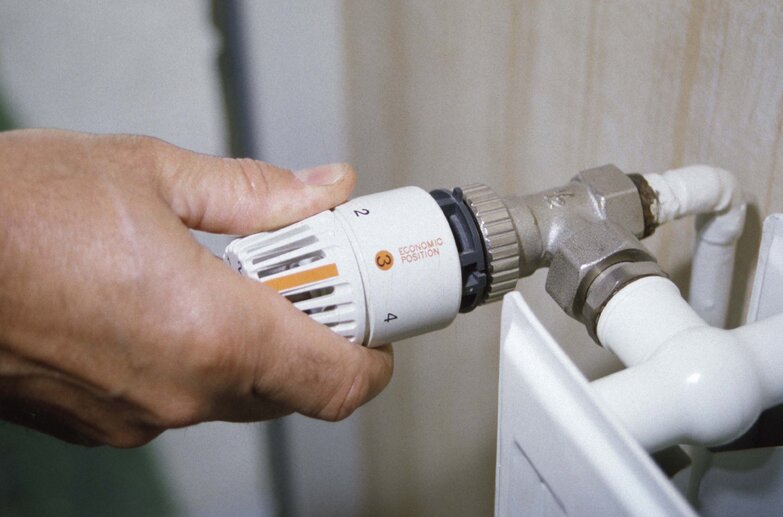 001087 CHAUFFAGE CHAUFFERIE: Robinet thermostatique permet de contrôler individuellement la température de chaque pièce. Résidence Saint Exupéry à Verbery .Oise. Label Haute Qualité Environnemental HQE. Région Picardie. Maîtrise de l'énergie. ME. Habitat collectif régulation. Habitat et tertiaire. Photo Joël Jaffre/ADEME 2000